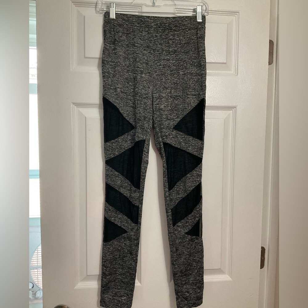 Athletic pants with triangles mesh cut-outs